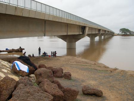 Le pont de Madina Ndiathb�s.
